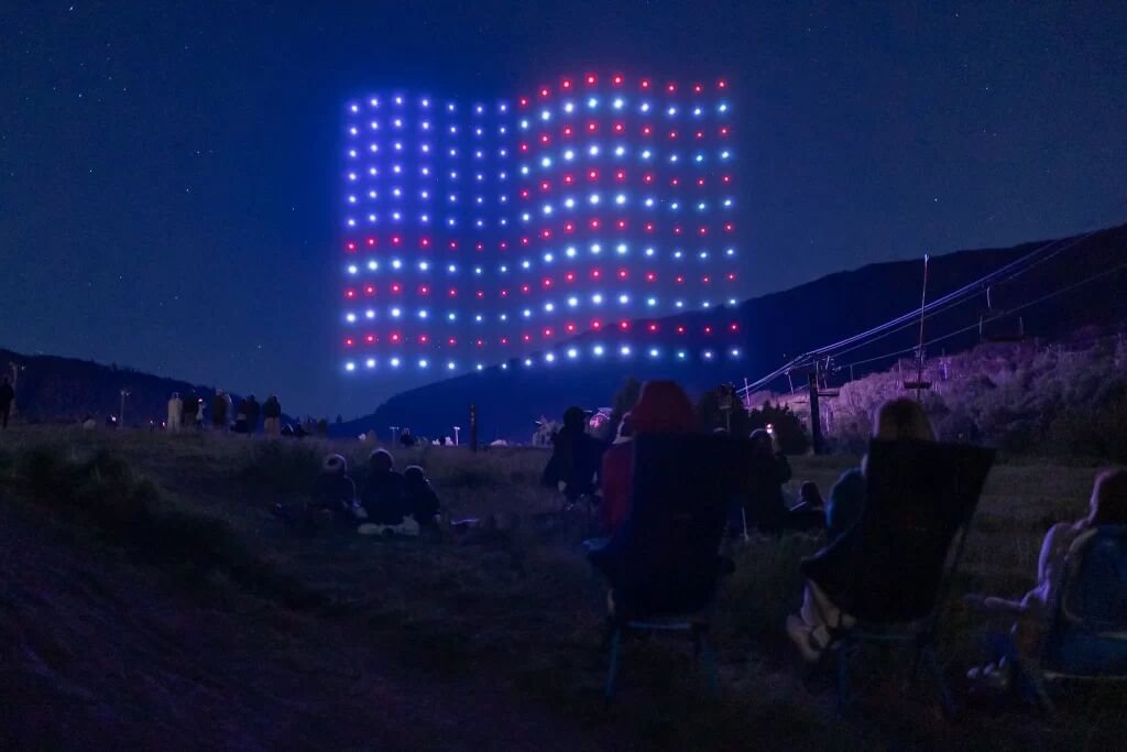 DroneShowDotCom's tweet photo. Did you know drone shows are taking over traditional fireworks? These stunning displays use hundreds of synchronized drones to create jaw-dropping animations in the sky. A modern twist on celebration!https://t.co/K9IRCf7p7q https://t.co/1QDXmFQ5Mo