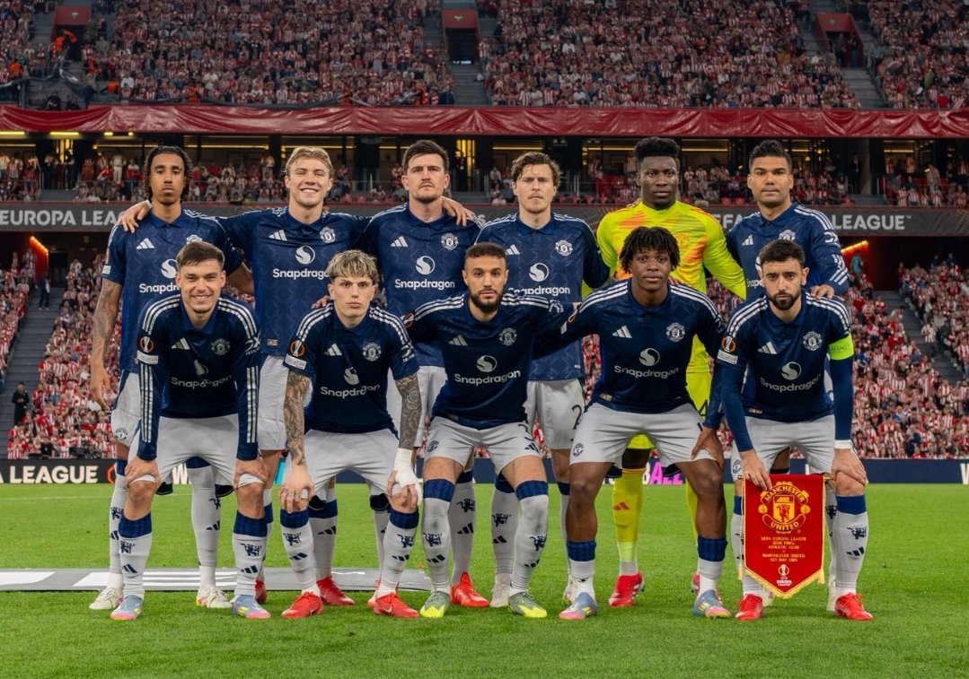 #EuropaLeague | Semifinal (Ida)

🇪🇸 Athletic Bilbao 0 - 3 Manchester United 🏴󠁧󠁢󠁥󠁮󠁧󠁿 

👉 Los diablos rojos ganaron con ventaja en España, en el nuevo San Mames, empezó con un gol de Casemiro (30'), un penal de Bruno Fernándes (37') y otro en el (45') haciendo que marque su doblete