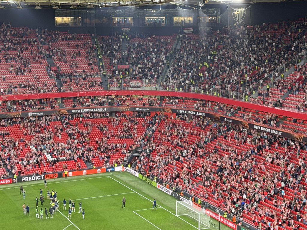 Manchester United’s players go to applaud the away end. One of the best away European results in the club’s history.