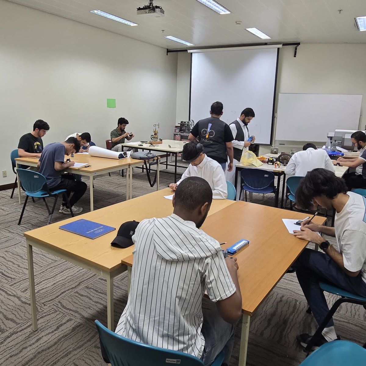 fabLab_kfupm's tweet image. في تحدي الهندسة العكسية من نادي الفابلاب، كل مشارك استلم قطعة، رسمها يدوياً بكل تفاصيلها، ثم سلّمها لزميله اللي حاول يبنيها من الصفر باستخدام SolidWorks!
تحدي ما يقيس بس المهارة… يقيس الدقة، التواصل، والخيال الهندسي.
كانت منافسة مشتعلة، والنتائج؟ إبداع بكل معنى الكلمة!

#فابلاب