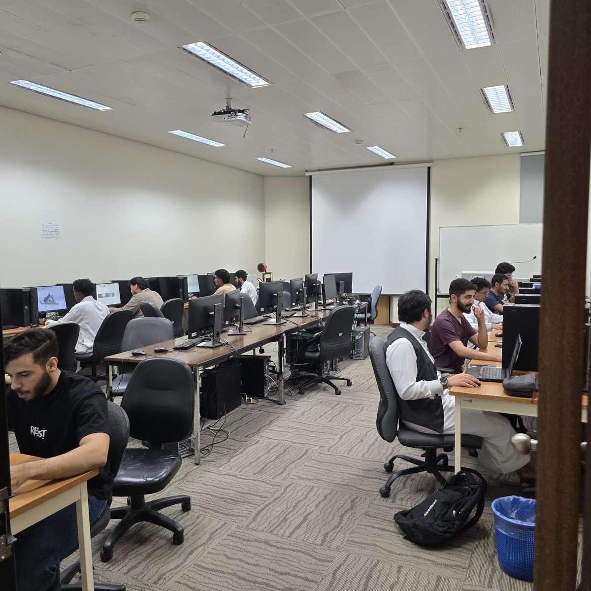 fabLab_kfupm's tweet image. في تحدي الهندسة العكسية من نادي الفابلاب، كل مشارك استلم قطعة، رسمها يدوياً بكل تفاصيلها، ثم سلّمها لزميله اللي حاول يبنيها من الصفر باستخدام SolidWorks!
تحدي ما يقيس بس المهارة… يقيس الدقة، التواصل، والخيال الهندسي.
كانت منافسة مشتعلة، والنتائج؟ إبداع بكل معنى الكلمة!

#فابلاب