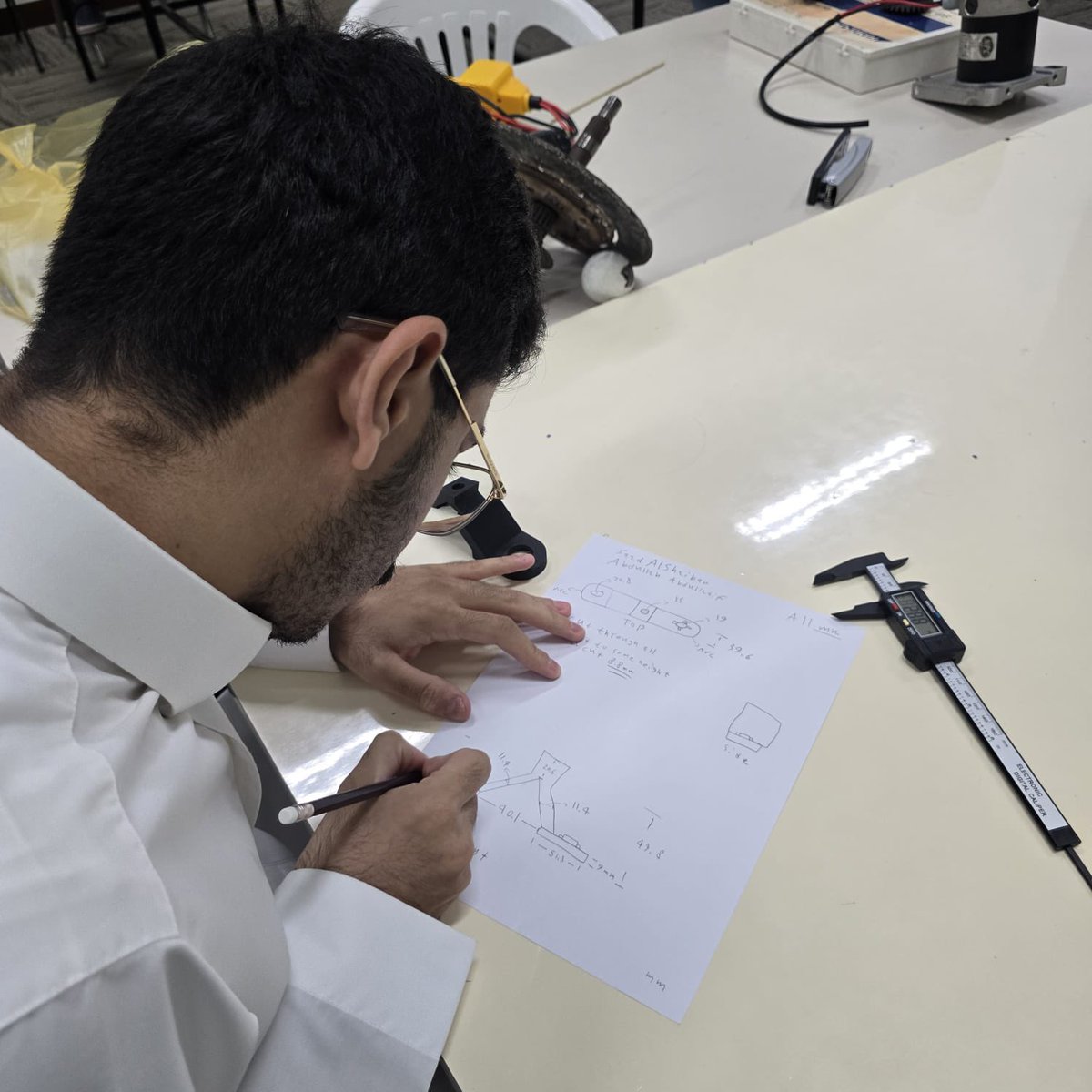 fabLab_kfupm's tweet image. في تحدي الهندسة العكسية من نادي الفابلاب، كل مشارك استلم قطعة، رسمها يدوياً بكل تفاصيلها، ثم سلّمها لزميله اللي حاول يبنيها من الصفر باستخدام SolidWorks!
تحدي ما يقيس بس المهارة… يقيس الدقة، التواصل، والخيال الهندسي.
كانت منافسة مشتعلة، والنتائج؟ إبداع بكل معنى الكلمة!

#فابلاب