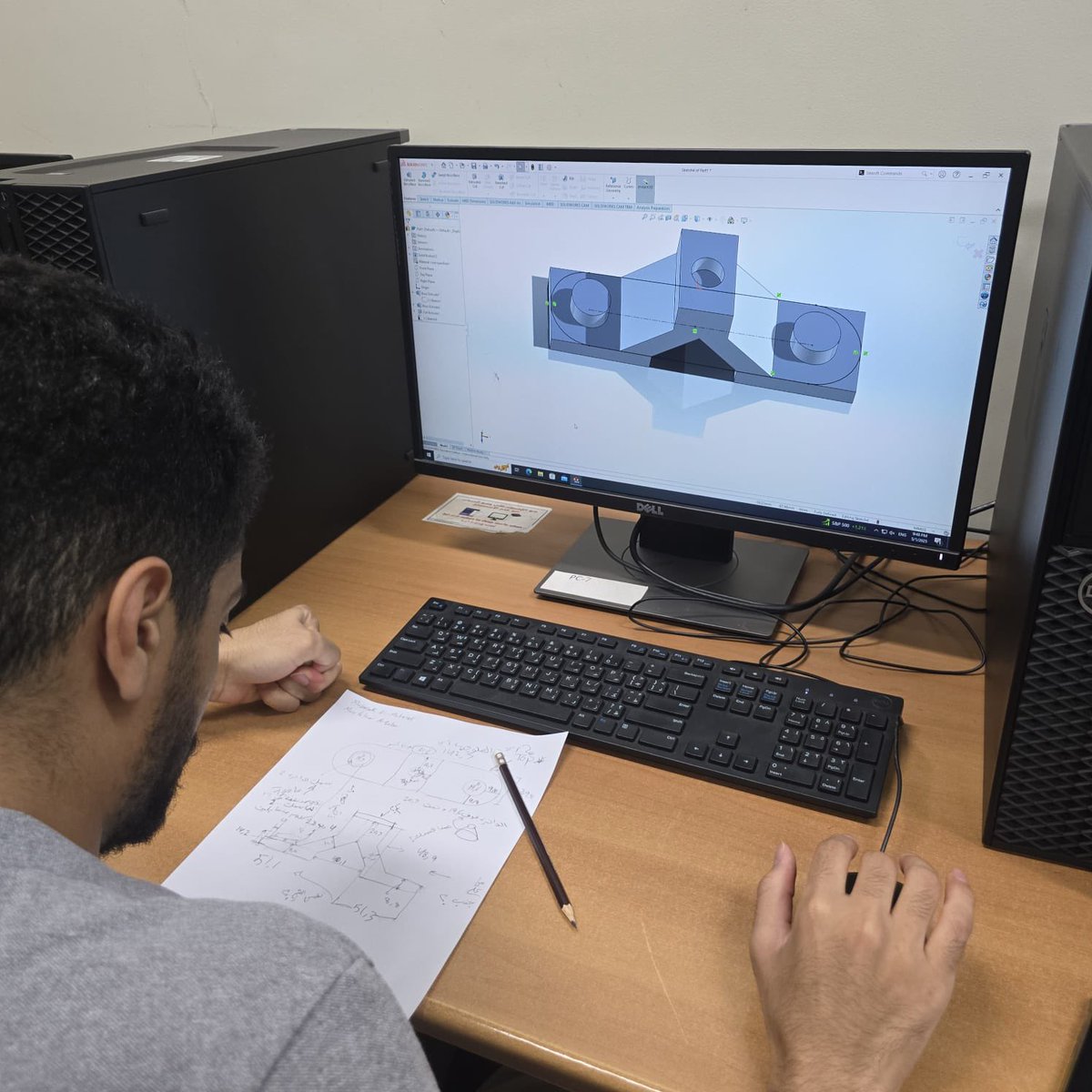 fabLab_kfupm's tweet image. في تحدي الهندسة العكسية من نادي الفابلاب، كل مشارك استلم قطعة، رسمها يدوياً بكل تفاصيلها، ثم سلّمها لزميله اللي حاول يبنيها من الصفر باستخدام SolidWorks!
تحدي ما يقيس بس المهارة… يقيس الدقة، التواصل، والخيال الهندسي.
كانت منافسة مشتعلة، والنتائج؟ إبداع بكل معنى الكلمة!

#فابلاب