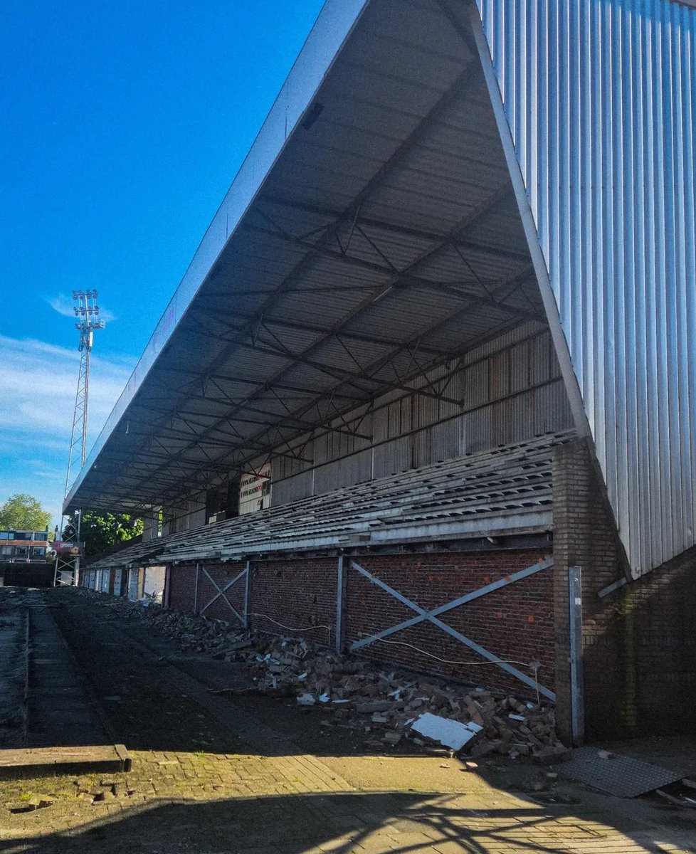 023ontour's tweet photo. De Braak, Helmond Sport. Altijd een triest beeld als je een stadion gesloopt ziet worden (foto’s via Instagram: dutchgroundhopping). #helmondsport #helmond #debraak https://t.co/B7fyPdfvao