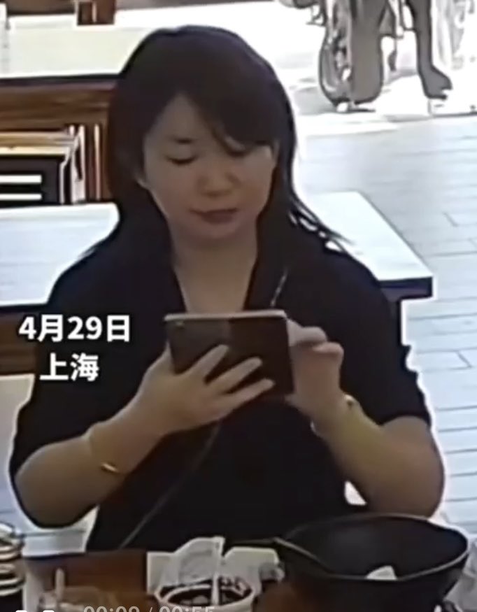 LUOXIANG_PMTQ's tweet photo. 有些人坏，是胎里带来的！
2025/4/29/，上海，女子在饭店吃完饭，将擦鼻涕的纸扔进碗里后又扔进辣椒酱里，然后拿勺子用力压了压辣椒油，随后装作若无其事的离去！
这么坏，不给个特写镜头对不起她！ https://t.co/mY9sYGtGQf