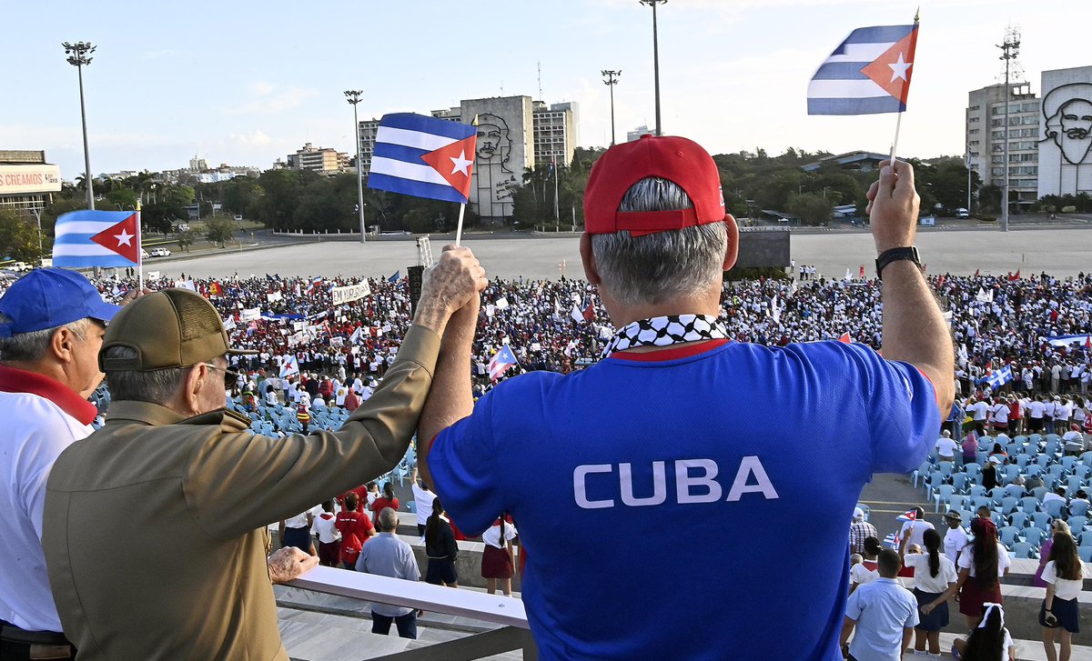 Presidencia Cuba 🇨🇺 (@presidenciacuba) on Twitter photo 🇨🇺| Hoy el presidente <a href="/DiazCanelB/">Miguel Díaz-Canel Bermúdez</a> compartió una idea que nos define breve y hermosamente, y que ha expresado el el General de Ejército Raúl: “Qué clase de pueblo tenemos”.
Aún estremecen las imágenes de este impactante #1Mayo en #Cuba.
🔗| presidencia.gob.cu/es/noticias/is… 🇨🇺| Hoy el presidente <a href="/DiazCanelB/">Miguel Díaz-Canel Bermúdez</a> compartió una idea que nos define breve y hermosamente, y que ha expresado el el General de Ejército Raúl: “Qué clase de pueblo tenemos”.
Aún estremecen las imágenes de este impactante #1Mayo en #Cuba.
🔗| presidencia.gob.cu/es/noticias/is…