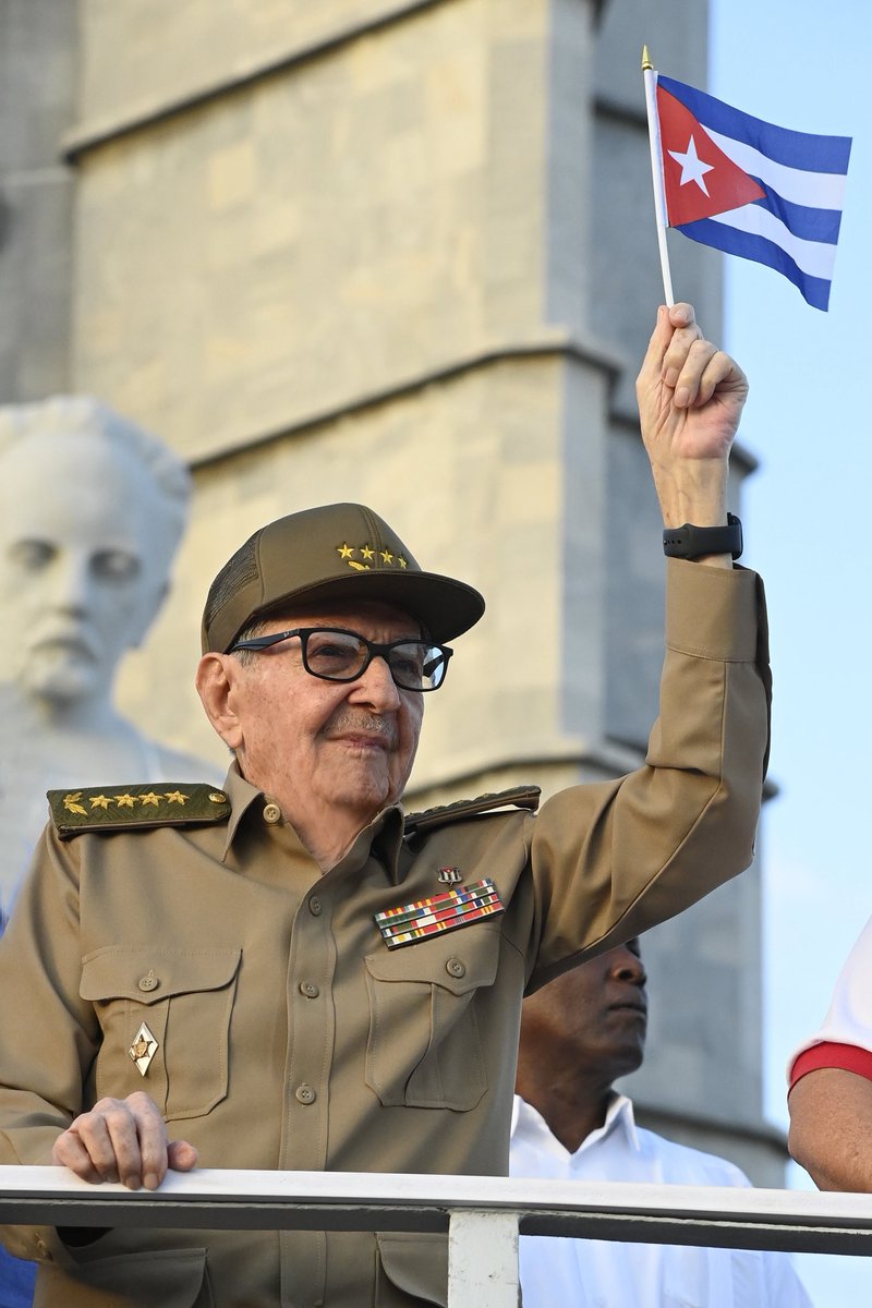 PresidenciaCuba's tweet image. 🇨🇺| Hoy el presidente @DiazCanelB compartió una idea que nos define breve y hermosamente, y que ha expresado el el General de Ejército Raúl: “Qué clase de pueblo tenemos”.

Aún estremecen las imágenes de este impactante #1Mayo en #Cuba.

🔗| presidencia.gob.cu/es/noticias/is…