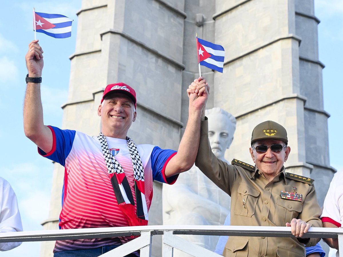 PresidenciaCuba's tweet image. 🇨🇺| Hoy el presidente @DiazCanelB compartió una idea que nos define breve y hermosamente, y que ha expresado el el General de Ejército Raúl: “Qué clase de pueblo tenemos”.

Aún estremecen las imágenes de este impactante #1Mayo en #Cuba.

🔗| presidencia.gob.cu/es/noticias/is…
