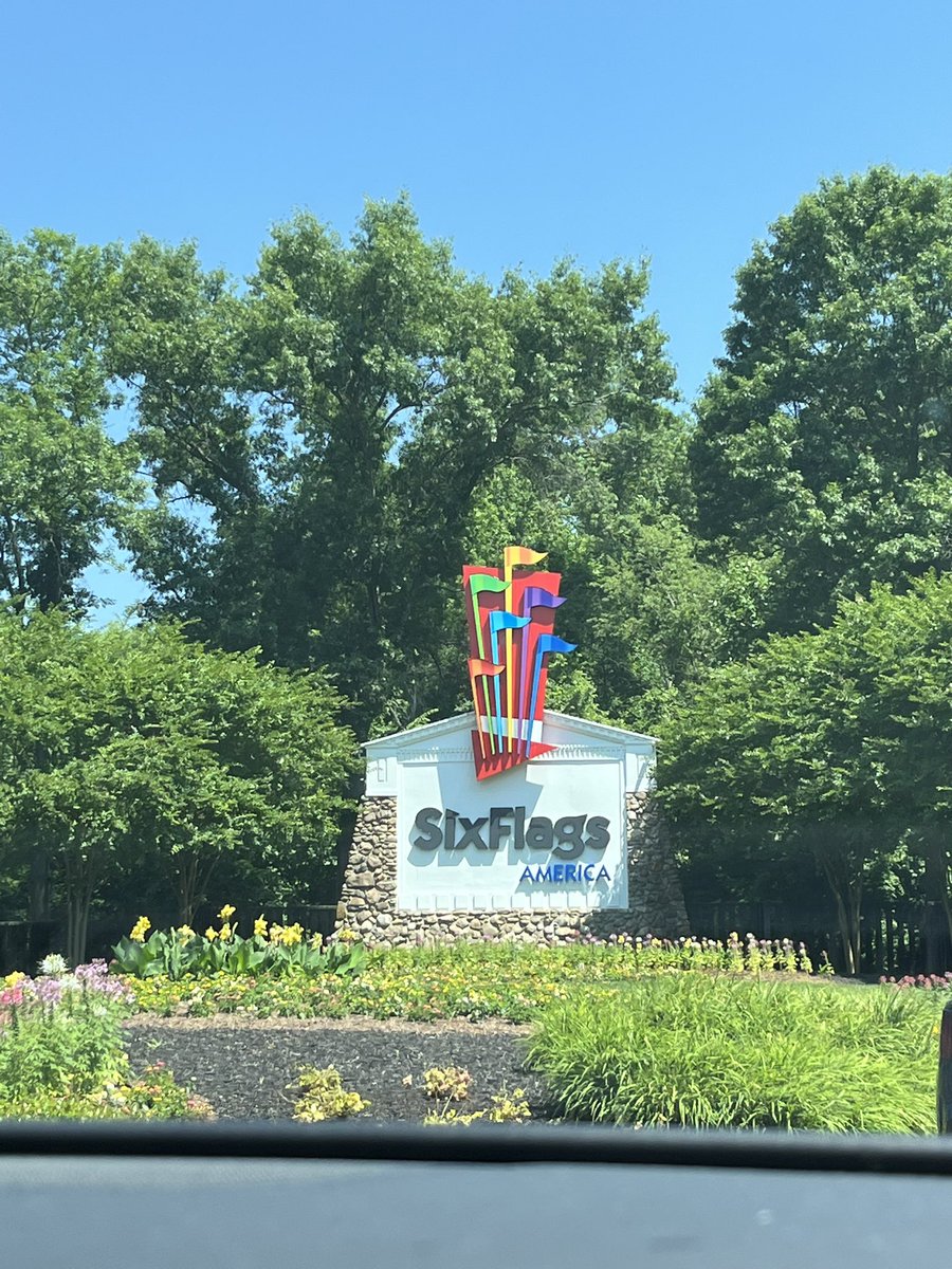 SgCoasters's tweet image. Six Flags America will definitely not be missed by me. Worst park I’ve visited. Kinda sad how there is gonna be no more vekoma flying Dutchman’s though.