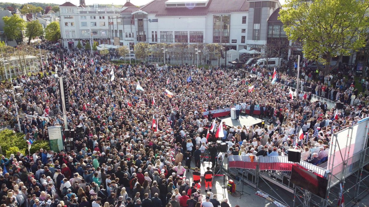 Kochani prośba o serduszka i podanie dalej‼️

Tak wyglądał dzisiaj wiec wyborczy Rafała Trzaskowskiego. Nasi konkurenci puszczają fakenewsy, że na spotkania z Rafałem przychodzi tylko kilkadziesiąt osob…. Na zdjęciach dowody ze było nas dzisiaj 10 tysięcy osób w Sopocie.