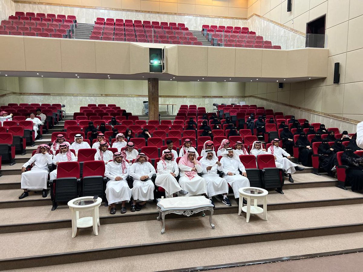Btwltdda's tweet photo. أقيم نادي القمة الرياضي، بالتعاون مع النادي الأدبي بالحدود الشمالية، ورشة عمل بعنوان "كيف تسوق لمبادرتك" على مسرح النادي الأدبي بمدينة عرعر، الورشة شهدت حضور 300 مشارك ومشاركة، وقدمها بسام السلطاني رئيس لجنة ريادة الأعمال في غرفة المنطقة @Alsultani55 https://t.co/WtiD81qKv2