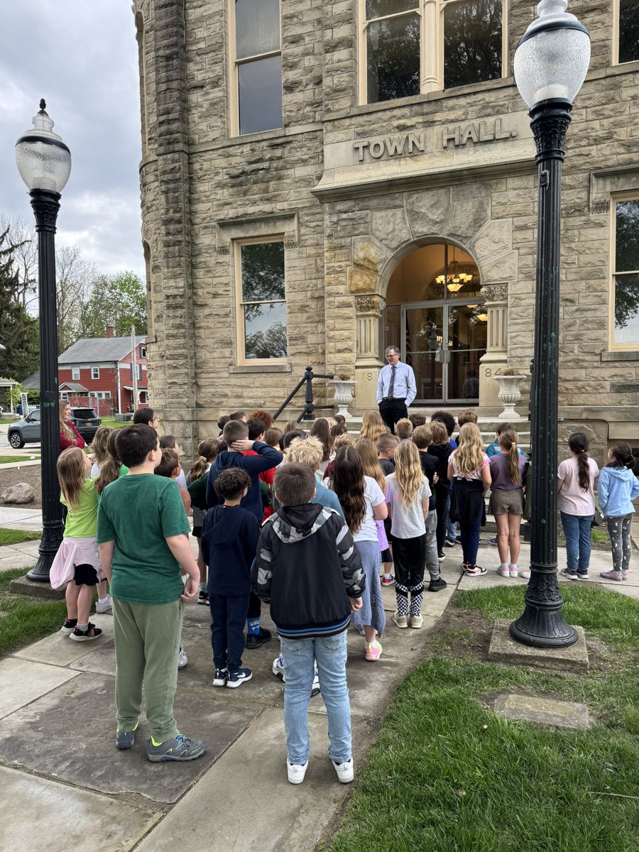 mshollymiller's tweet photo. Had a great time chaperoning Ruby’s class field trip to Town Hall for a tour and to chat with Mayor Costilow with @Mrs_Rua and @Kalch3 . Then, ice cream at Hastee Tastee. #AmherstComets https://t.co/9suACRQsft