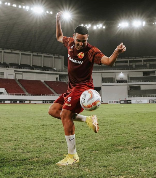 MarioSanchezVe's tweet photo. ¡SE ACABA UN CICLO!

El mediocampista ofensivo Yohandry Orozco no seguirá con el Selangor de Malasia tras finalizar su contrato allí y está como agente libre.

En los 2 años que estuvo llegó a anotar 20 goles y 22 asistencias entre todas las competencias. https://t.co/P7A7D2IEaq