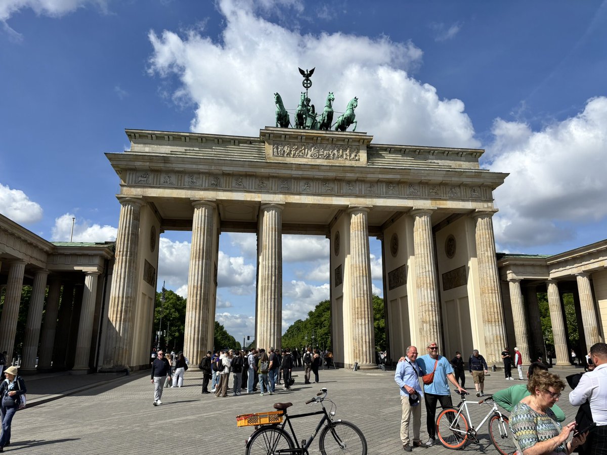 linkstopeace's tweet photo. The Brandenburg Gate was originally conceived as the Gate of Peace. Next to it now there is the Room of Silence. “The room offers everyone - regardless of origin, colour, religion and ideology  - the opportunity to be silent and meditate 

https://t.co/tRAlqr0BVv https://t.co/EOxmG7aMtA