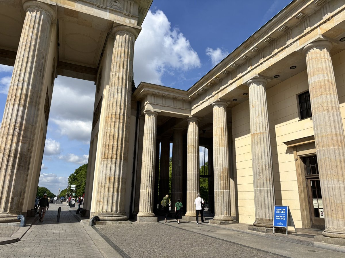 linkstopeace's tweet photo. The Brandenburg Gate was originally conceived as the Gate of Peace. Next to it now there is the Room of Silence. “The room offers everyone - regardless of origin, colour, religion and ideology  - the opportunity to be silent and meditate 

https://t.co/tRAlqr0BVv https://t.co/EOxmG7aMtA