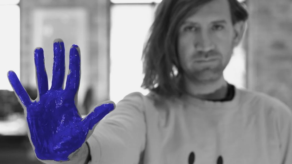 #ArtnetNews: On April 28, Yves Klein (1928–1962) would have been 97 years old. And, as if the French Conceptual artist was reaching out from beyond the grave, the British artist Stuart Semple (b. 1980) received a notice from French court ordering him to pay €16,000 ($18,200) in