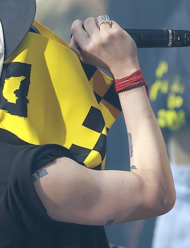 HIS ARMS IM HUNGRYYYYYYYYYYYYYYYY 😭😭😭😭😭😭😭😭😭😭😭😭😭the moles