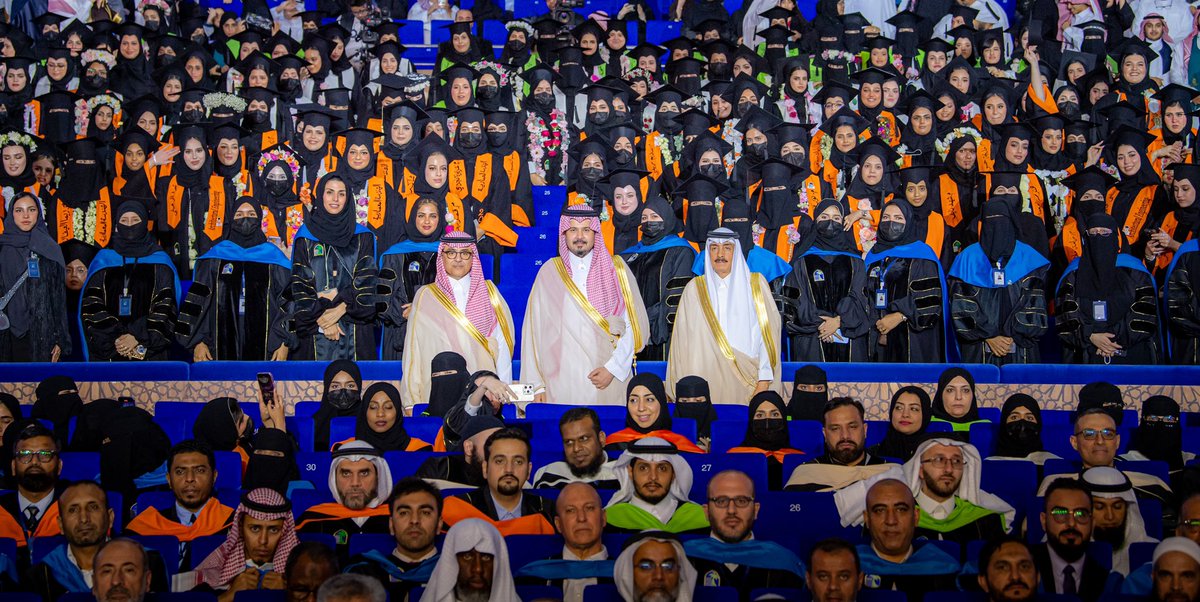 imarat_almadina's tweet photo. وفي ختام الحفل، التُقطت الصور التذكارية مع سمو الأمير #سلمان_بن_سلطان والخريجين، في لحظة جسّدت فخر الجامعة بإنجازات أبنائها. https://t.co/hHKILxpuhV