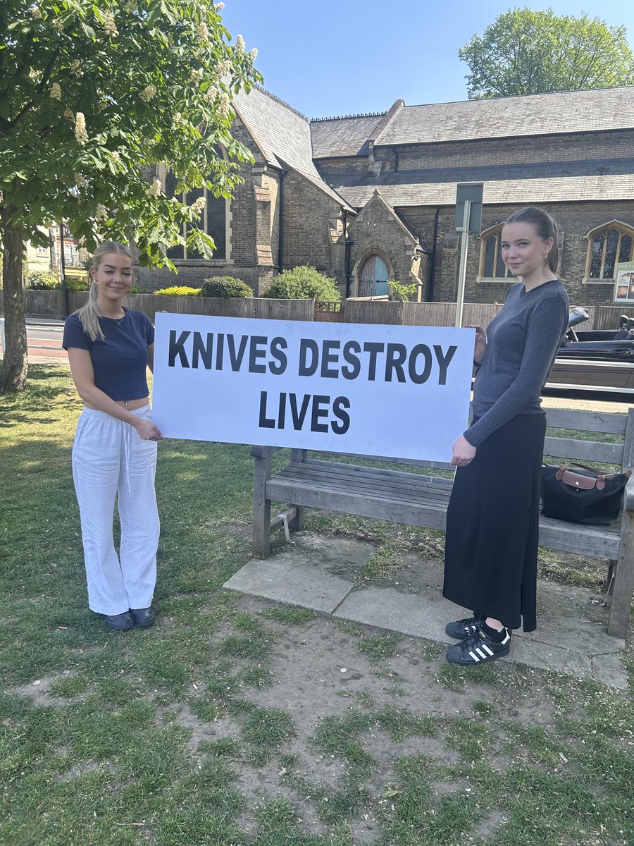 NormanBrennan's tweet image. Folks stopped &amp;amp; spoke to these two lovely young ladies other day on Twickenham Green the lady on the left told me that she had her mobile nicked &amp;amp; was mire concerned that she would be Stabbed; this is not how things should be so please ✍️ our Petition👇🤷‍♂️

petition.parliament.uk/petitions/7024…