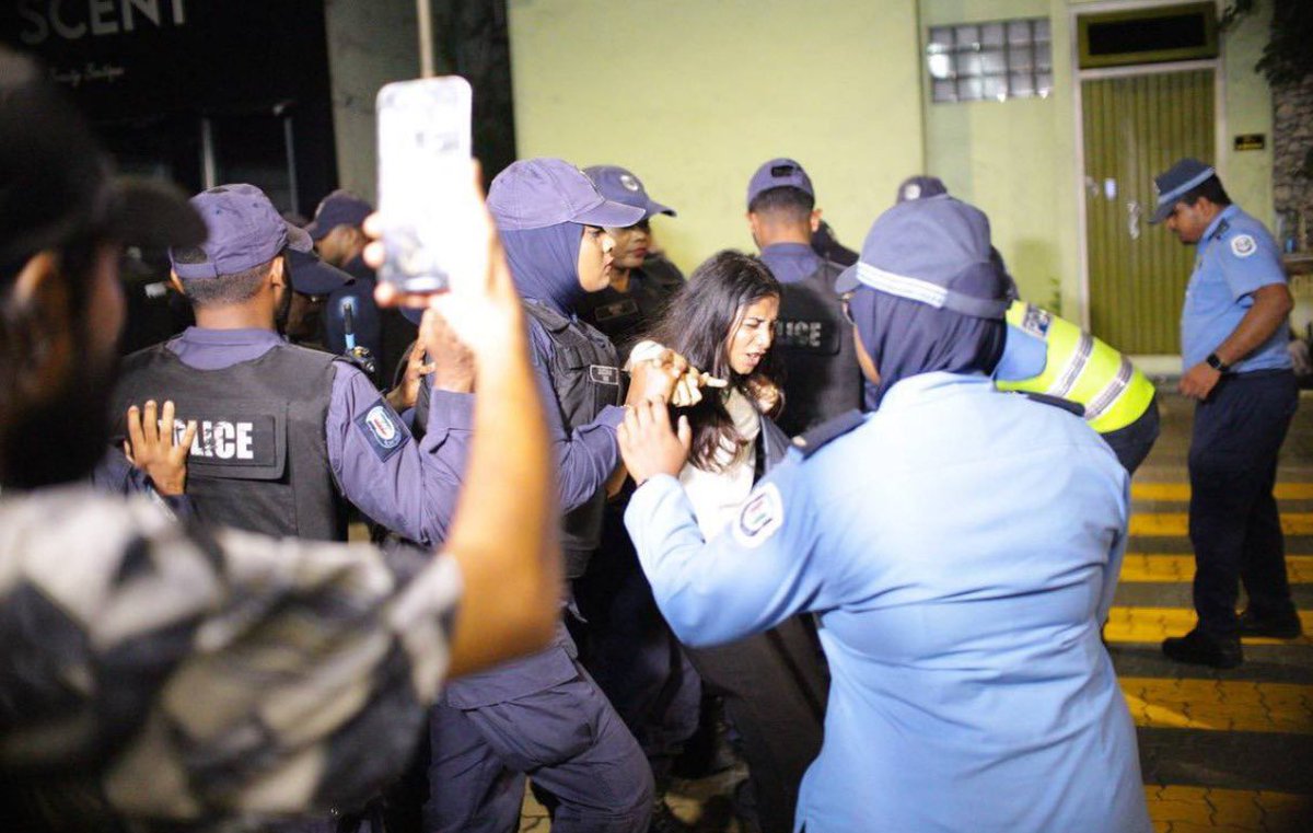 ފާއިތުވި ވެރިކަމުގައި ވެސް ސުލްޙަވެރި އިހުތިޖާޖުތައް ހުއްޓުވަން ފުލުހުން ހާލަތާއި ނުބައްދަލު ބާރު ބޭނުންކޮށް އެ އިހުތިޖާޖުތައް  ހުއްޓުވި. މިއަދުގެ ސަރުކާރުން ވެރިކަމަށް އައީ އެކަން ބަދަލުކުރަން ވައުދުވަމުން، އެހެނަސް މިފެންނަނީ ފުލުހުން ނިކުމެ ހަރުކަށި ކަމާއި އެކު ސުލްޙަވެރި