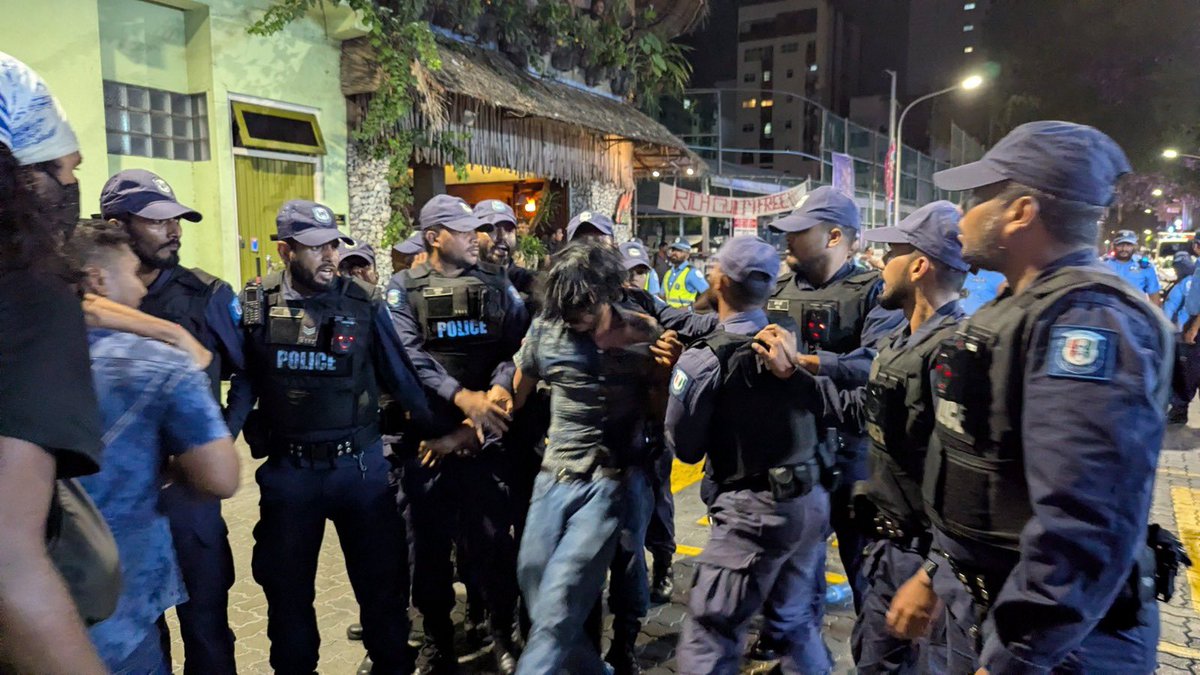 axanner's tweet photo. ފާއިތުވި ވެރިކަމުގައި ވެސް ސުލްޙަވެރި އިހުތިޖާޖުތައް ހުއްޓުވަން ފުލުހުން ހާލަތާއި ނުބައްދަލު ބާރު ބޭނުންކޮށް އެ އިހުތިޖާޖުތައް  ހުއްޓުވި. މިއަދުގެ ސަރުކާރުން ވެރިކަމަށް އައީ އެކަން ބަދަލުކުރަން ވައުދުވަމުން، އެހެނަސް މިފެންނަނީ ފުލުހުން ނިކުމެ ހަރުކަށި ކަމާއި އެކު ސުލްޙަވެރި އިހުތިޖާޖުތަކަށް ހުރަސް އަޅަމުން ގެންދާތަން. މިއީ ކަންބޮޑުވާ ކަމެއް! ސުލްޙަވެރިކަމާއި އެކު އިޙުތިޖާޖުކުރުމަކީ ޤާނޫނު އަސާސީ އިން ކަށަވަރުކޮށްދޭ އަސާސީ ޙައްޤެއް! މިރޭގެ މުޒާހަރާއިން ހައްޔަރުކުރި ހުރިހާ ޒުވާނުން ދޫކޮށްލުމަށް ގޮވާލަން.