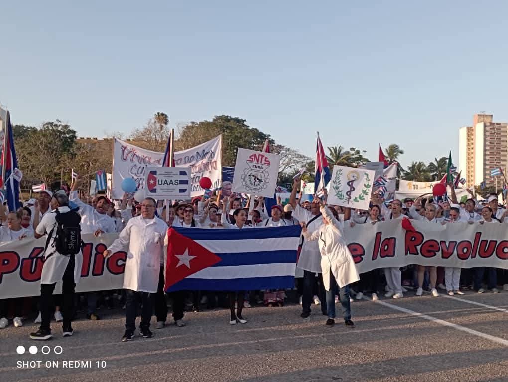 dpsholguin's tweet photo. ⚕El ejército de batas blancas encabezó en la Plaza el desfile por el #1Mayo.
🩺🇨🇺Orgullo para la Salud Pública cubana y reconocimiento para los profesionales de nuestro sector, ejemplo de humanismo, compromiso y unidad.
#CubaPorLaVida https://t.co/s9snevBDPH