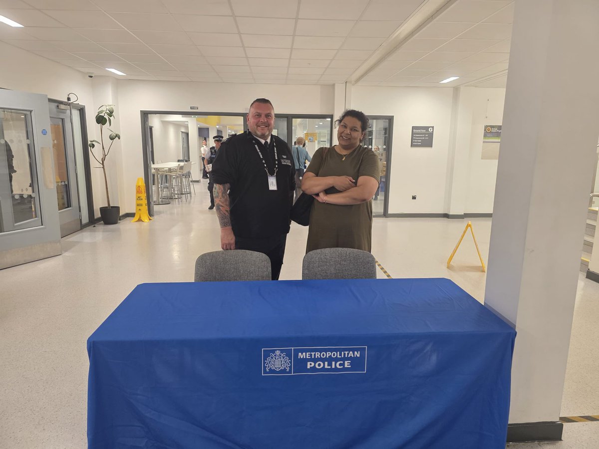 It was a pleasure to spend the evening with <a href="/MPSBeckenham/">MPSBeckenham</a> hearing from residents &amp; from our fabulous officers! I’m looking forward to the roll out of Met Engage across London (more details👇). Thanks to Del for letting me chew his ear off about Shortlands! news.met.police.uk/news/met-launc…