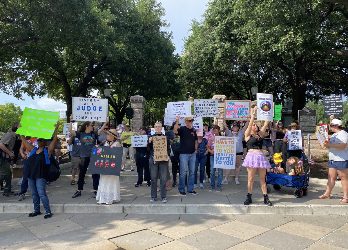 areebahfatimatv's tweet image. 📍Texas Capitol — A May Day demonstration is set to begin at 5 p.m. The protest is part of the 50501 Movement’s call for action nationwide. Organizers are planning to march to Austin City Hall at 5:30. Follow along with me and @justindoud_ for @TSTVNews