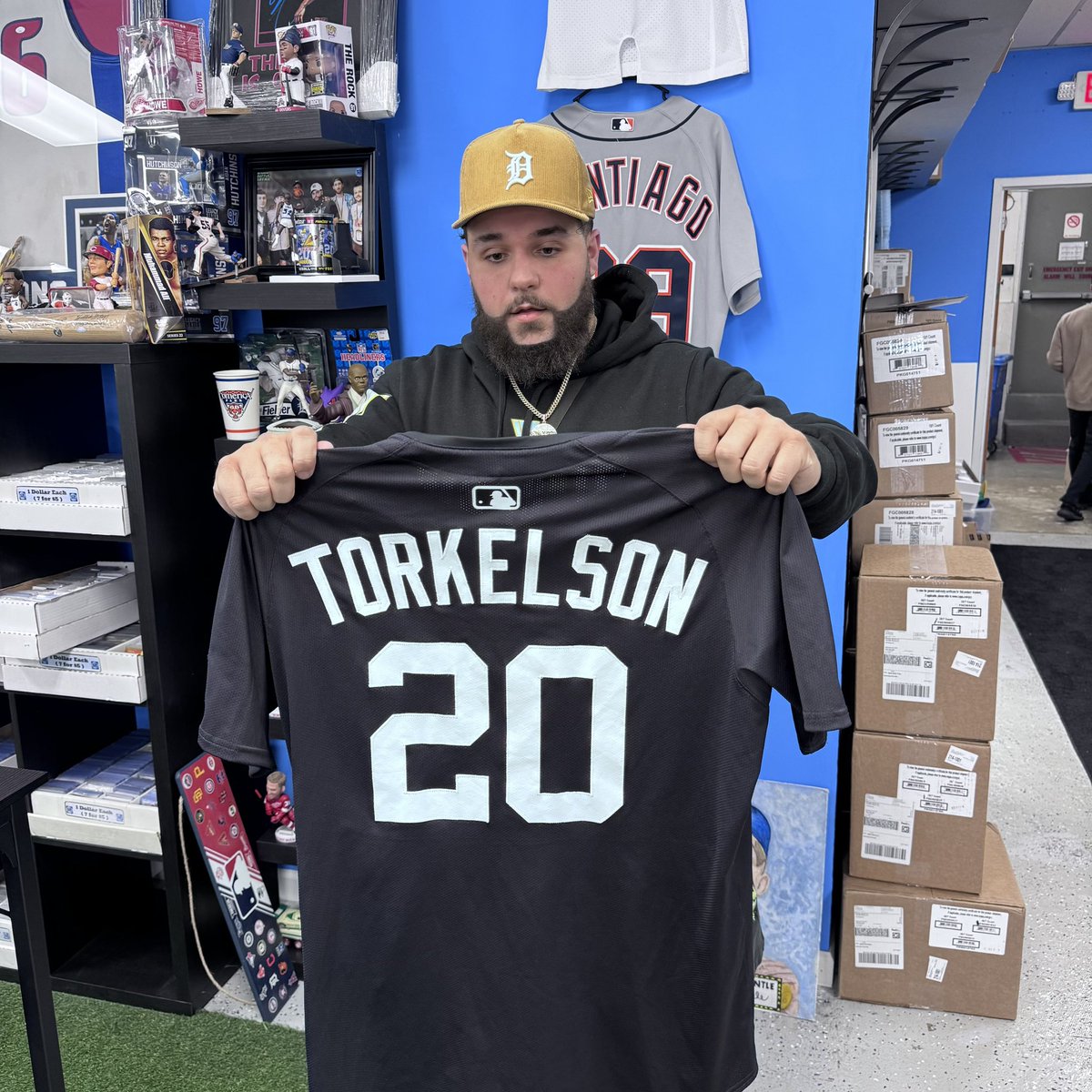 santiagosports_'s tweet image. Huge shoutout again to @DETAuthentics for the gift package !
Get TORKED & Go @tigers !
I may not be from Detroit but whenever il there it feels like home & I always reel the love 🧡
Hope to see everyone at the Detroit Card Show at the end of the month too! 🙌🏻