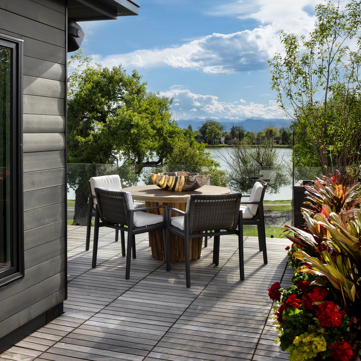 LifescapeCO's tweet image. Spring is in the air—and there’s no better time to take your meals outdoors!

#SpringDining #AlfrescoLiving #OutdoorDining #LakesideLiving #LifescapeColorado #DeckGoals #ColoradoLiving #landscapedesign #landscapearchitecture #outdoorliving #lifescapecolorado