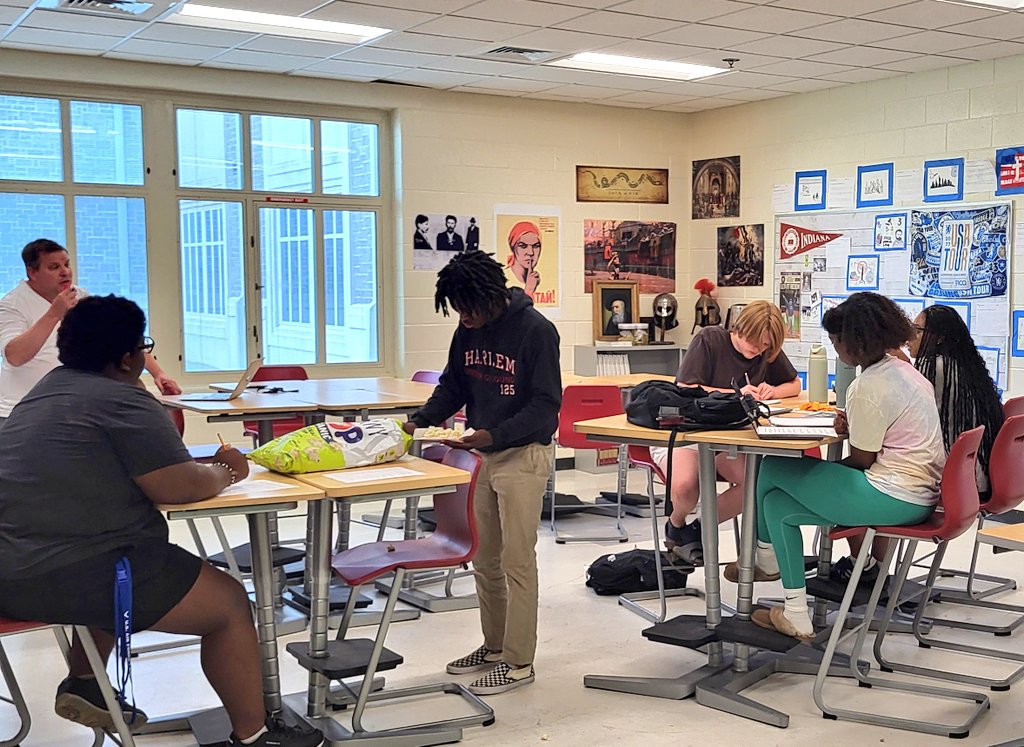 mrskjeter's tweet image. A HUGE shout out to Mr. Lowery- @chslowery and his AP US History students! AP exam study sessions before and after school. Preparation is key!🔑💪🏾
Just in case you haven't heard, WE are going #AllTheWayUp! ⬆️⬆️
@MrsTNicholson @RichlandTwo
