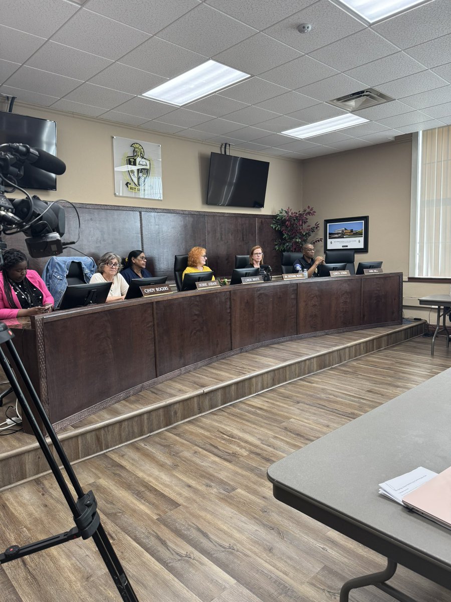 MattisonGafner's tweet image. #NEWS: The Hot Springs School Board holding an executive session to discuss the recent arrest of Superintendent Stephanie Nehus’s husband. The Garland County Sheriff’s Office says earlier this week they found evidence of crimes connected to a past child pornography conviction at…