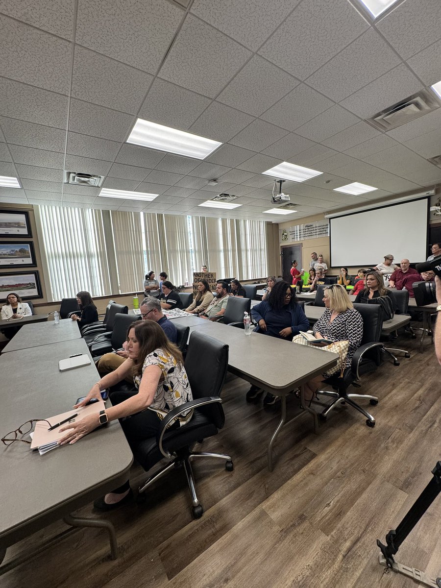 MattisonGafner's tweet image. #NEWS: The Hot Springs School Board holding an executive session to discuss the recent arrest of Superintendent Stephanie Nehus’s husband. The Garland County Sheriff’s Office says earlier this week they found evidence of crimes connected to a past child pornography conviction at…