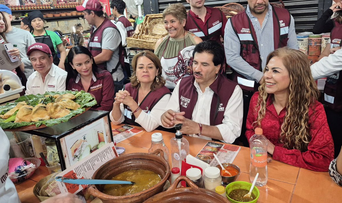 SilverioRegidor's tweet photo. Acompañando esta tarde al Dr. José Ramón Enríquez nuestro próximo Presidente Municipal, en su visita al Mercado Gómez Palacio, donde fue recibido con entusiasmo por locatarios y clientes.
#EsElDoc https://t.co/b9TeiuqqsL