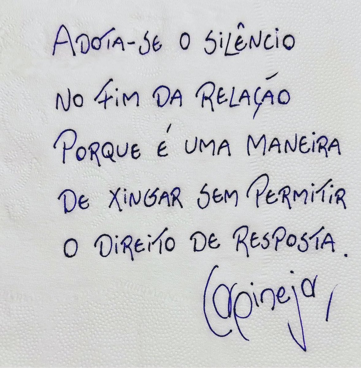 Sem réplica, sem tréplica, sem discussão! Nunca se viu como superior, mantém arduamente sua educação e lucidez. Enquanto uns buscam atenção com indiretas e músicas, ele opta pelo silêncio. Sem baixarias ou trocas de farpas. Ser feliz é o verdadeiro foco do nosso príncipe!