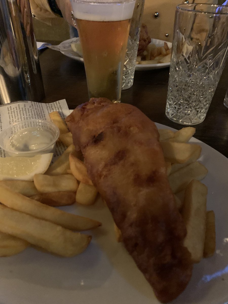 GloAiguafreda's tweet image. Segon dia a #Irlanda. Visita a #Galway i als penya-segats de #Moher, on el bon dia ha potenciat encara més la seva espectacularitat. Al vespre, hem fet honor al país i hem sopat fish and chips en un pub, amb una cerveseta suau. De camí a l’hotel, hem descobert el #Dublín nocturn.