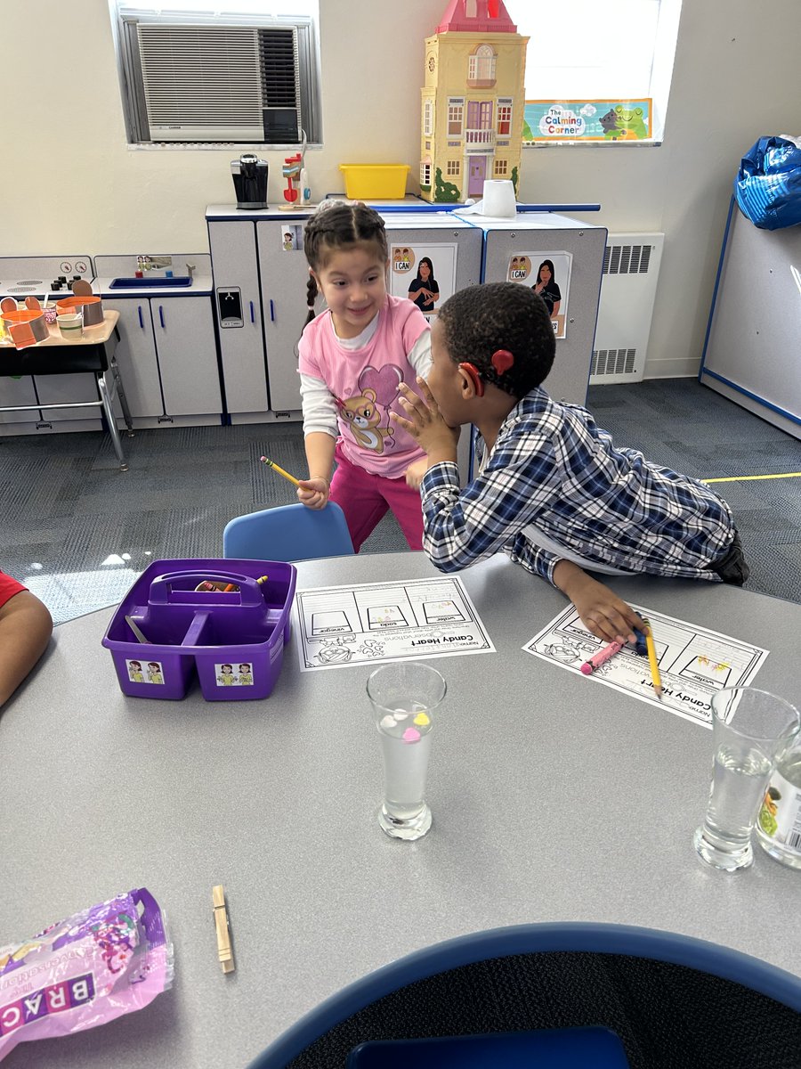 KatzenbachNJSD's tweet image. Who knew science could be so sweet? 🧪🍭 Sink or float—what’s your prediction? #katzenbachschool #ASL #sinkorfloat #science