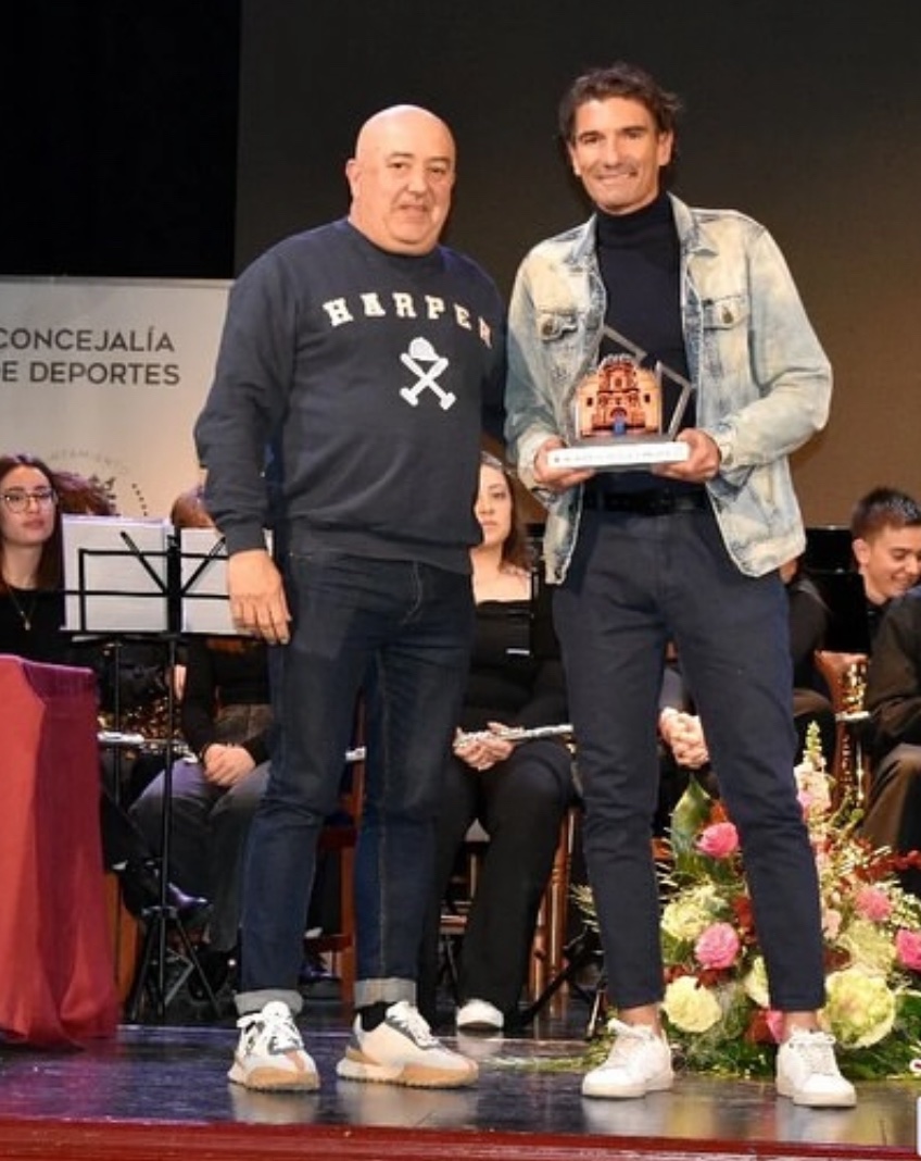 3 RFEF

Mariano Oyonarte fue el encargado de confeccionar la plantilla de la UD Caravaca. El director deportivo que lleva más de un lustro en el cargo, se vio obligado a reestructurar una plantilla de nivel y en este curso ha rozado el play off. En imagen recogiendo premio