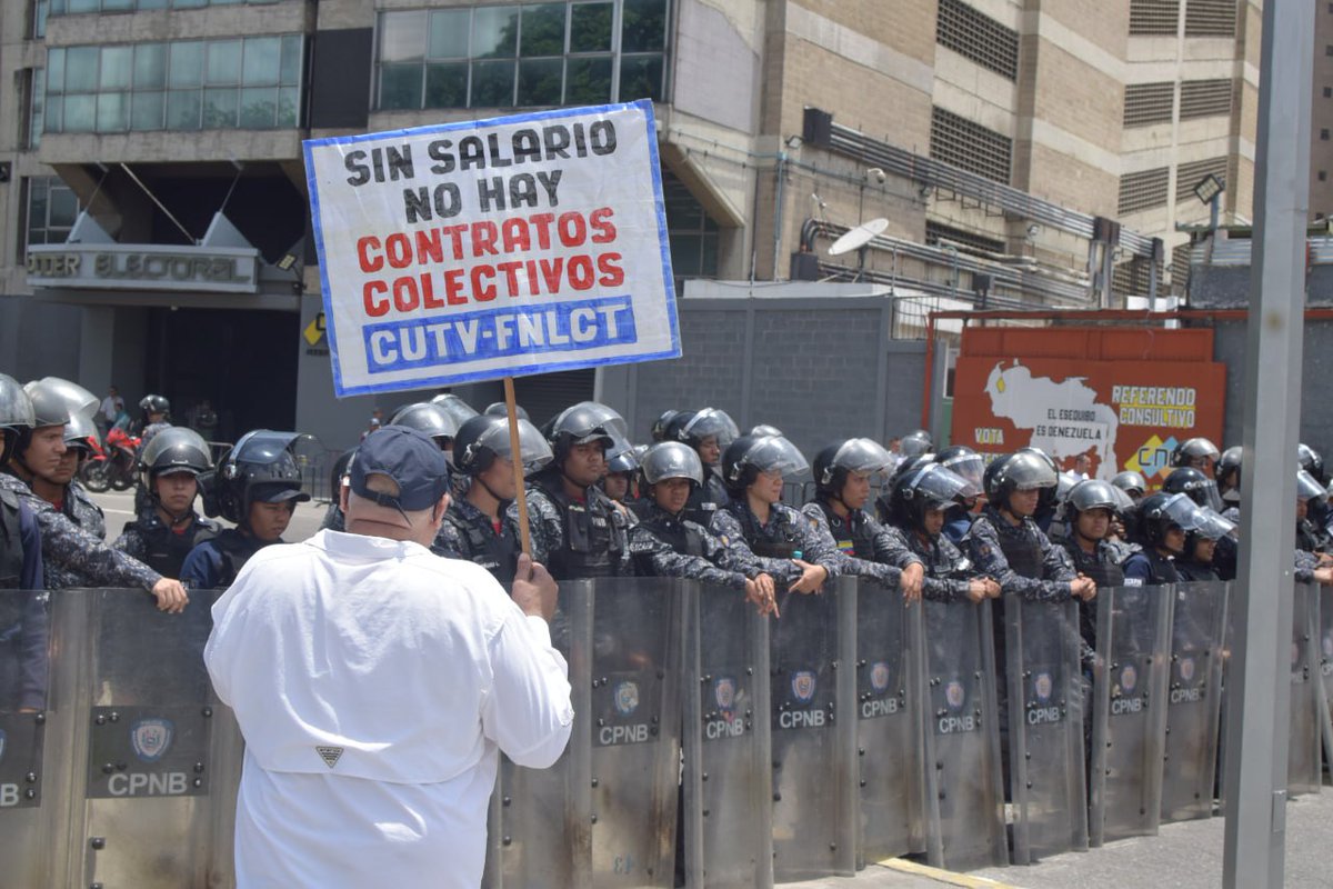 #1Mayo2025
<a href="/CUTV_Venezuela/">CUTV_venezuela</a> <a href="/FNLCT/">Frente Nacional de Lucha de la Clase Trabajadora</a> en la movilización exigimos ¡Aumento de Salarios y Pensiones Indexados a la Canasta Básica!
En unidad de acción, articulados por <a href="/AsambleaCNCTL/">CNCTL</a>, trabajadores activos y jubilados rechazamos la destrucción del salario.
¡Salarios Sí,Bonificación No!