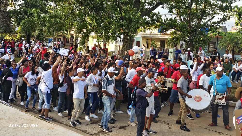 En Artemisa,brillaron hoy los hermosos colores de la bandera 🇨🇺
#PorCubaJuntosCreamos 
#ArtemisaJuntosSomosMás 
<a href="/AsambleaCuba/">Asamblea Nacional Cuba</a> 
<a href="/DiazCanelB/">Miguel Díaz-Canel Bermúdez</a> 
<a href="/PartidoPCC/">Partido Comunista de Cuba</a> 
<a href="/PresidenciaCuba/">Presidencia Cuba 🇨🇺</a>