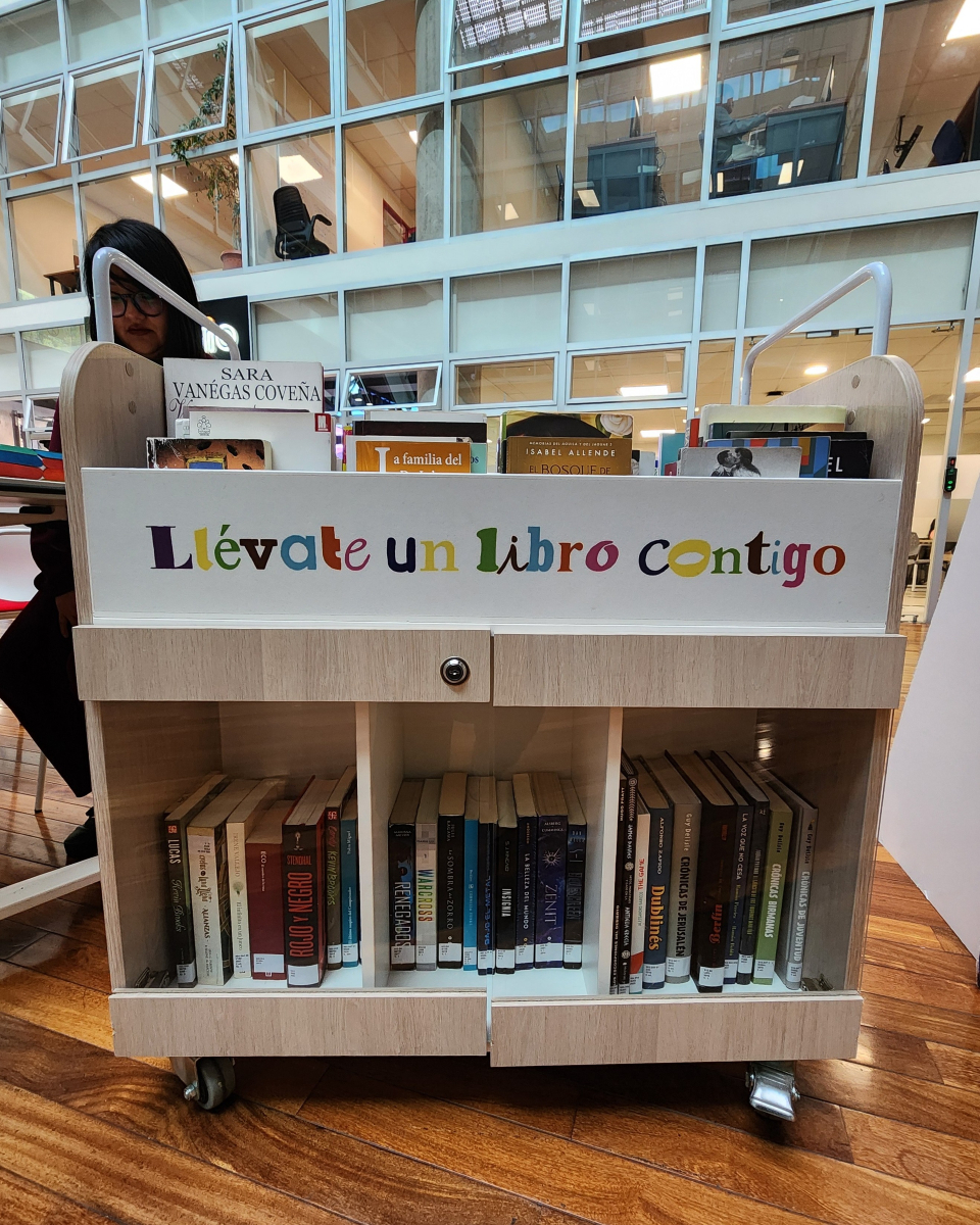 UDLAEcuador's tweet image. Despedimos abril con una jornada increíble en honor al #DíaDelLibro 📚✨. Estudiantes y docentes de la #FacultadDeHumanidadesUDLA compartieron experiencias y reflexiones que solo los libros pueden despertar.
Gracias a Liset Lantigua, Carolina Bastidas y Maríaluz Albuja por la…