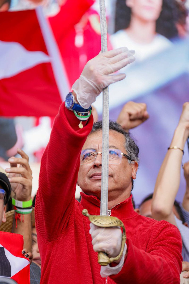 💊 #PildoraParaLaMemoria 
Ellos también usaron la espada de Bolívar para representar “democracia, soberanía, y libertad”… lo demás es historia. 

🇻🇪1999. Hugo Chávez colocó la espada sobre la mesa como señal del inicio de una “nueva era bolivariana”, durante el acto de