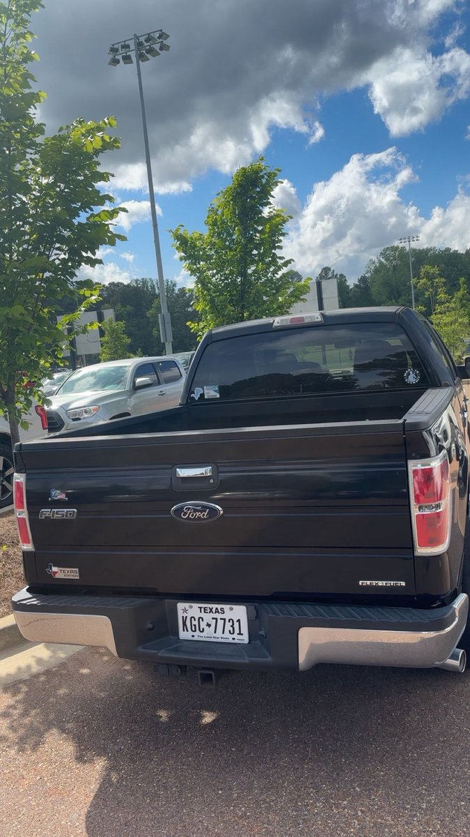 Gotta be <a href="/DuragRebel/">Durag Rebel</a> truck🤔🤔