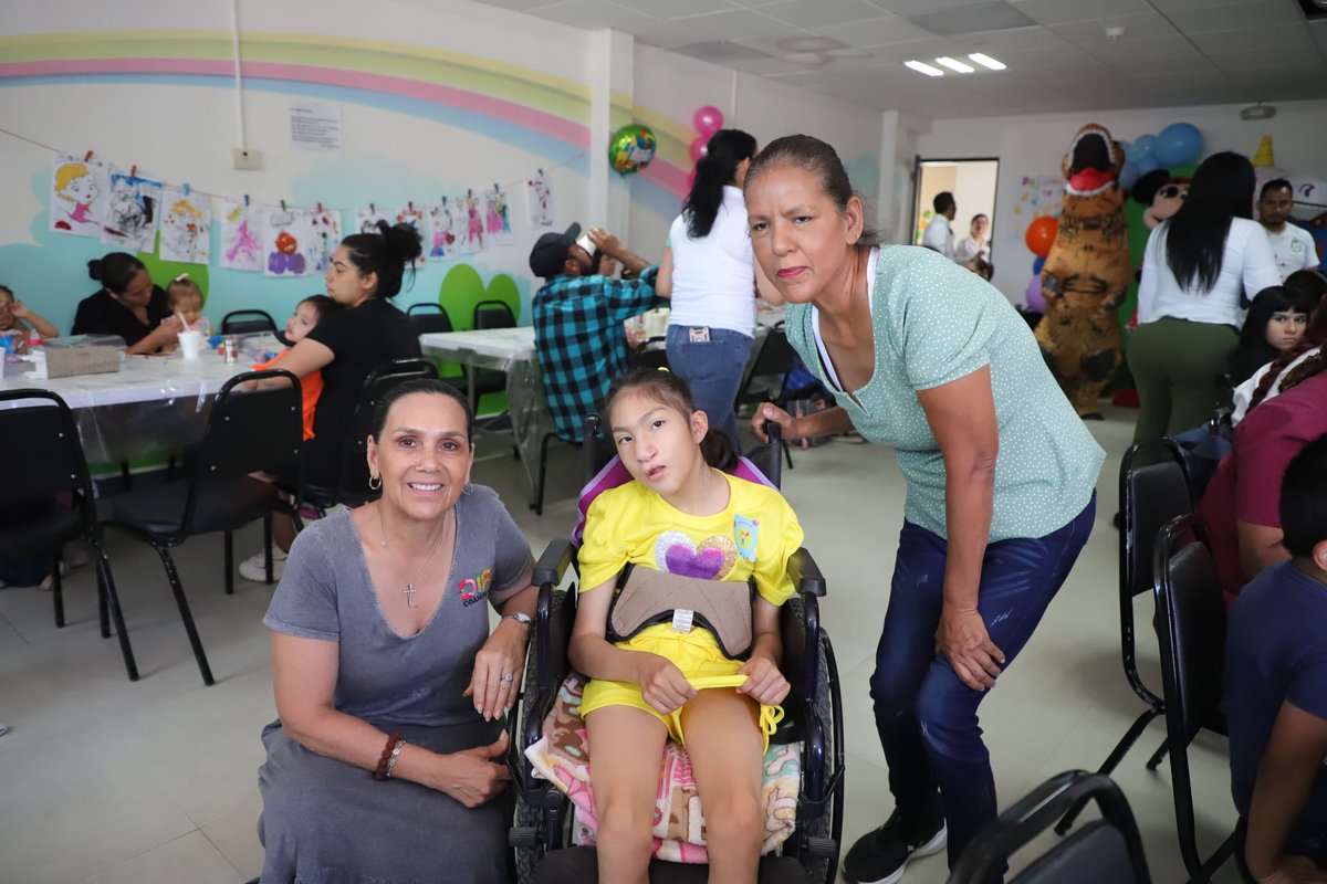 DIFCoah's tweet image. Durante su gira de trabajo por la región Laguna, la Presidenta Honoraria del DIF Coahuila, Liliana Salinas Valdés, visitó el Centro de Investigación y Atención del Autismo para celebrar con gran cariño el Día de la Niña y el Niño 🎉👧👦.