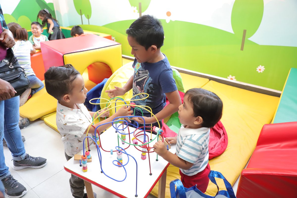 DIFCoah's tweet image. Durante su gira de trabajo por la región Laguna, la Presidenta Honoraria del DIF Coahuila, Liliana Salinas Valdés, visitó el Centro de Investigación y Atención del Autismo para celebrar con gran cariño el Día de la Niña y el Niño 🎉👧👦.