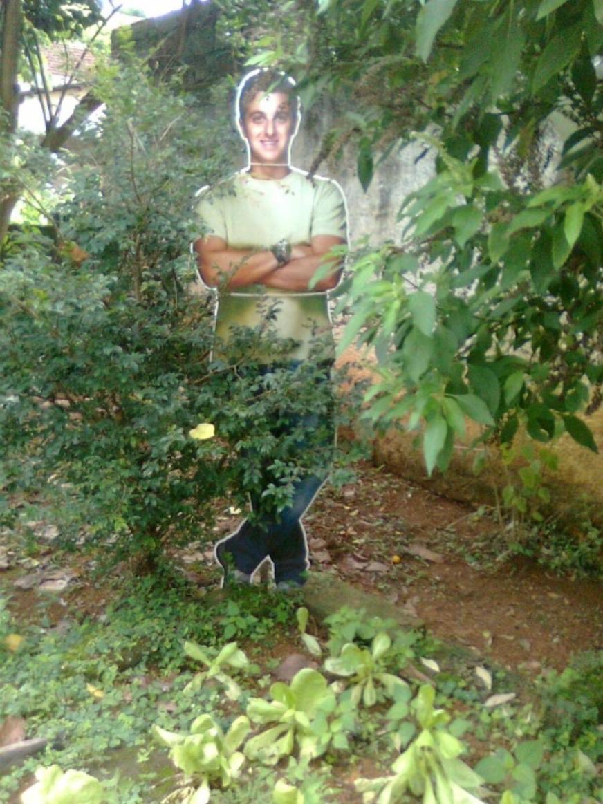_pedrofernandes's tweet photo. Nunca esqueçam que Nana Caymmi tinha um espantalho de Luciano Huck em casa. Descanse em paz, Nana. https://t.co/72xtoTY6SV