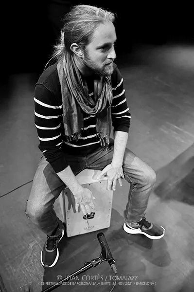 El guitarrista Pablo Domínguez falleció a principios de febrero de 2025. Le dedicamos un homenaje con una fotografía tomada por Joan Cortès tomajazz.com/web/pablo-domi…
