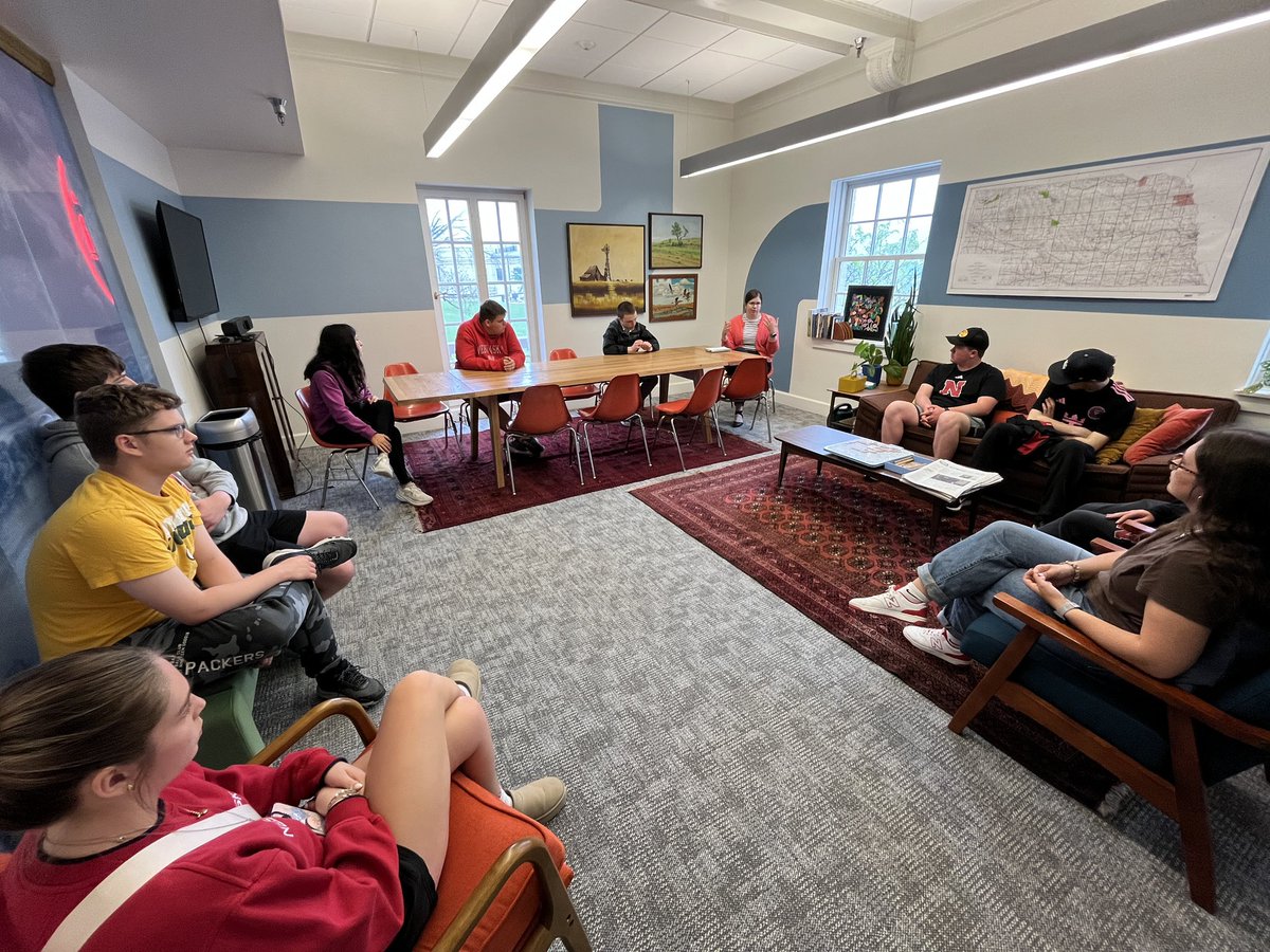Fernanman42's tweet image. Great day taking our @Unl_CoJMC Learning Communities around Omaha to visit with professionals in the industry! A special thanks to @WOWT6News and @flatwaterfreep for hosting us and talking with our students! 📺🎥📝