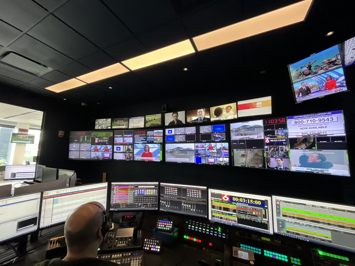 Fernanman42's tweet image. Great day taking our @Unl_CoJMC Learning Communities around Omaha to visit with professionals in the industry! A special thanks to @WOWT6News and @flatwaterfreep for hosting us and talking with our students! 📺🎥📝