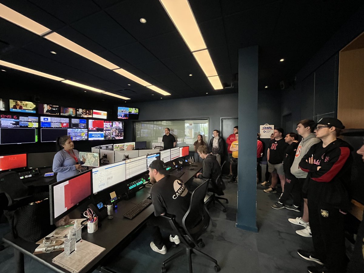 Fernanman42's tweet image. Great day taking our @Unl_CoJMC Learning Communities around Omaha to visit with professionals in the industry! A special thanks to @WOWT6News and @flatwaterfreep for hosting us and talking with our students! 📺🎥📝